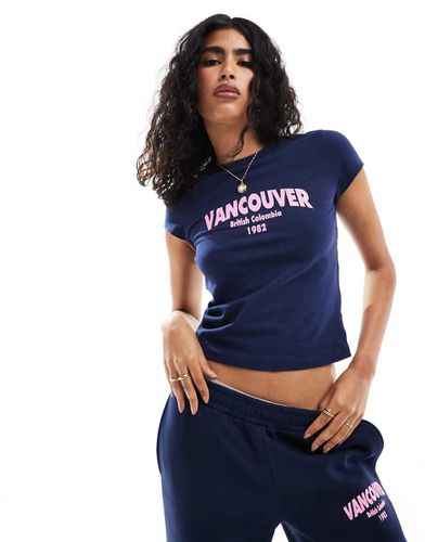 T-shirt corta e stretta con grafica "Vancouver" in coordinato - ASOS DESIGN - Modalova