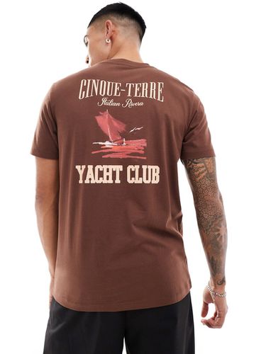 T-shirt con stampa sul retro "Yacht Club" - ASOS DESIGN - Modalova