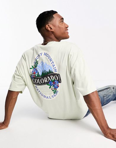 T-shirt oversize pallido con stampa "Outdoors" sul retro - ASOS DESIGN - Modalova