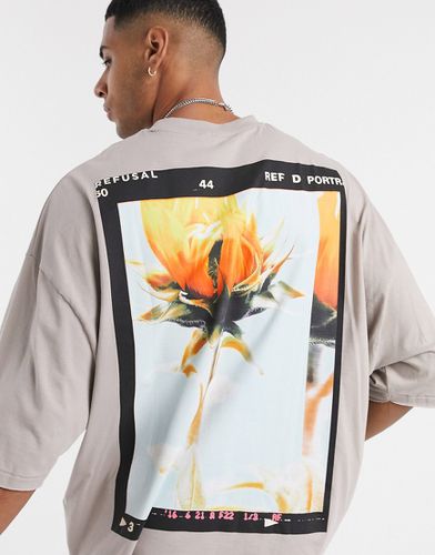 T-shirt oversize beige scuro con stampa a fiori sul retro - ASOS DESIGN - Modalova