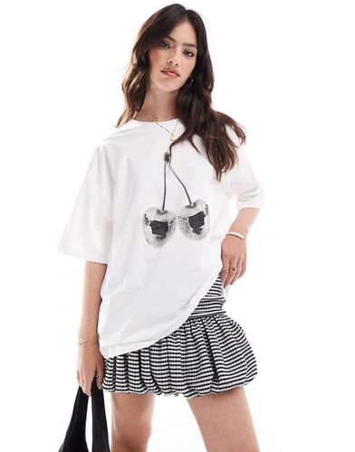 T-shirt oversize bianca con globi da discoteca a ciliegie - ASOS DESIGN - Modalova