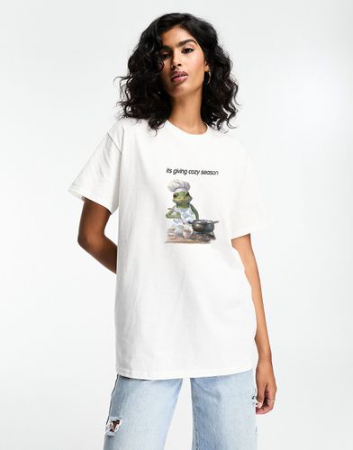 T-shirt oversize bianca con grafica "Cozy season" - ASOS DESIGN - Modalova