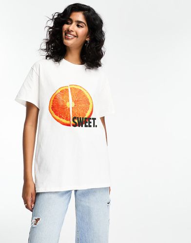 T-shirt oversize bianca con grafica con arancia - ASOS DESIGN - Modalova