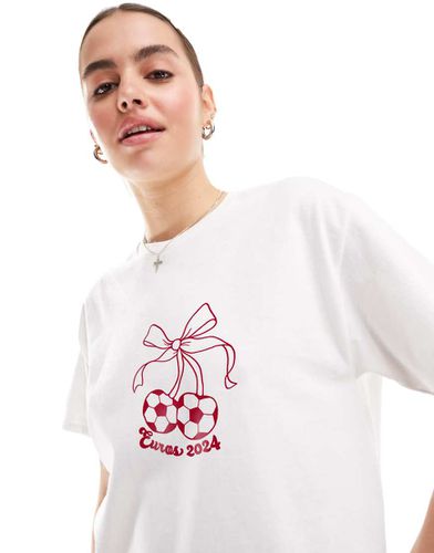 T-shirt oversize bianca con logo "Euros Football" - ASOS DESIGN - Modalova