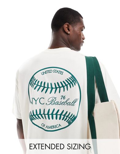 T-shirt oversize bianca con stampa di pallina da baseball sul retro - ASOS DESIGN - Modalova