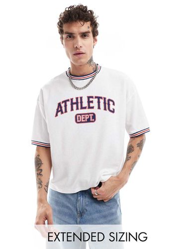 T-shirt oversize bianca squadrata con stampa "Athletic" stile college sul petto - ASOS DESIGN - Modalova