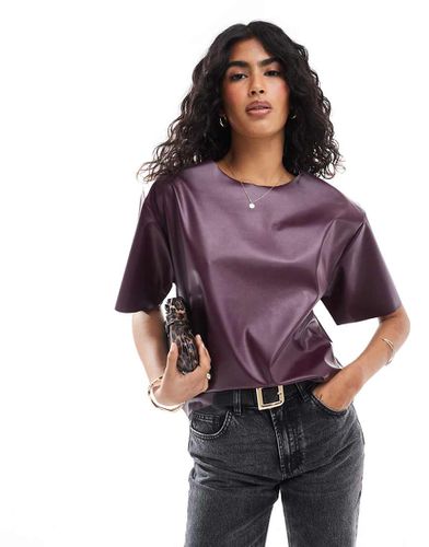 T-shirt oversize bordeaux in pelle sintetica - ASOS DESIGN - Modalova