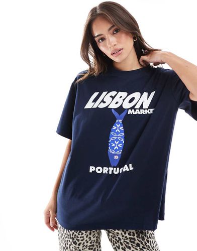 T-shirt oversize color blu navy con stampa grafica "Lisbon" - ASOS DESIGN - Modalova