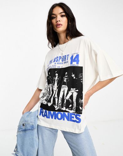 T-shirt oversize crema con grafica blu Ramones su licenza - ASOS DESIGN - Modalova