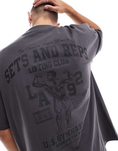 T-shirt oversize grigio antracite con stampa "Campus Gym" sul retro - ASOS DESIGN - Modalova