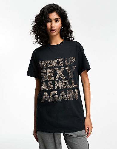T-shirt oversize nera con scritta "Woke Up Sexy" leopardata - ASOS DESIGN - Modalova