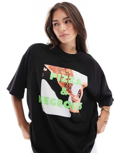 T-shirt oversize nera con stampa "Pizza & Negronis" - ASOS DESIGN - Modalova