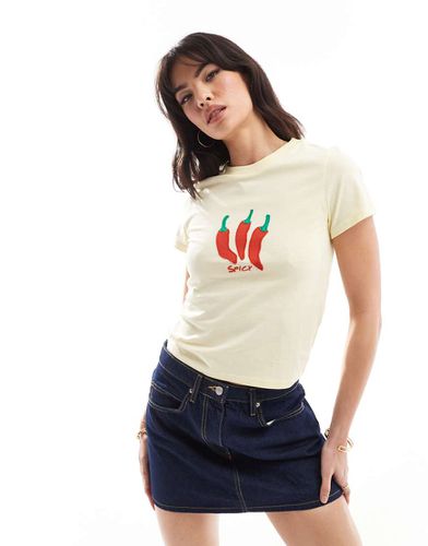 T-shirt ristretta color latticello con grafica di peperoncini applicati e scritta "Spicy" - ASOS DESIGN - Modalova