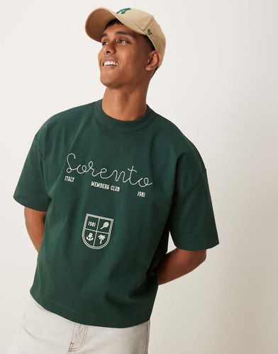 T-shirt squadrata oversize pesante 300 gsm pino con ricamo di città sul petto - ASOS DESIGN - Modalova