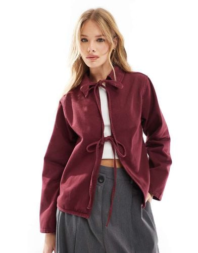 Top a maniche lunghe in denim bordeaux con colletto e laccetti sul davanti - ASOS DESIGN - Modalova