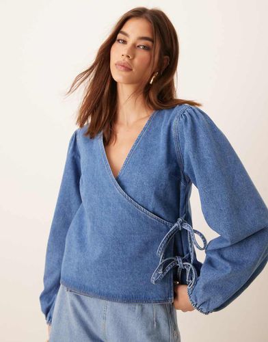 Top a maniche lunghe in denim medio a portafoglio - ASOS DESIGN - Modalova