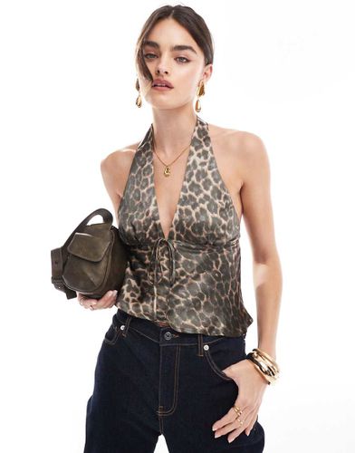 Top allacciato al collo in raso leopardato con taglio sbieco - ASOS DESIGN - Modalova