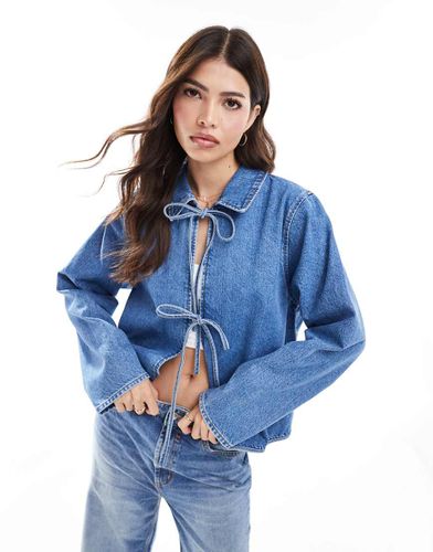 Top in denim a maniche lunghe medio con colletto e laccio sul davanti - ASOS DESIGN - Modalova