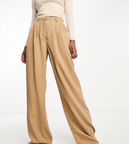 Tall - Pantaloni casual con fondo ampio cammello - ASOS DESIGN - Modalova