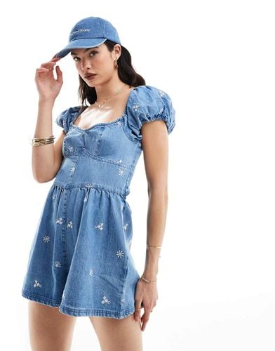 Tuta corta in denim con ricamo floreale e maniche a sbuffo - ASOS DESIGN - Modalova