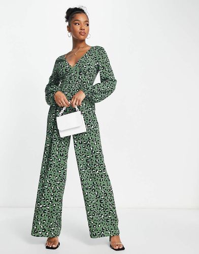 Tuta jumpsuit a maniche lunghe in crêpe a bolle con stampa leopardata con bottoni sulla schiena - ASOS DESIGN - Modalova