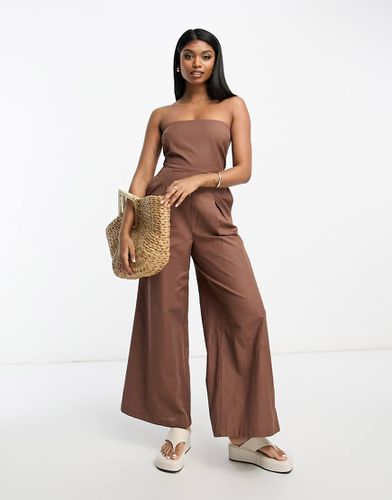 Tuta jumpsuit a fascia effetto lino marrone con spalline rimovibili - ASOS DESIGN - Modalova