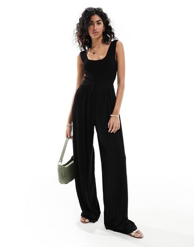 Tuta jumpsuit a fondo ampio nera stropicciata con spalline sottili e corpino arricciato - ASOS DESIGN - Modalova