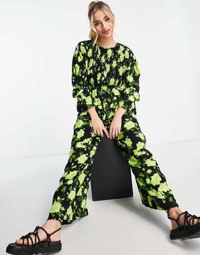 ASOS DESIGN - Tuta jumpsuit a punto smock arricciata verde fluo a fiori - ASOS Studio Happy - Modalova