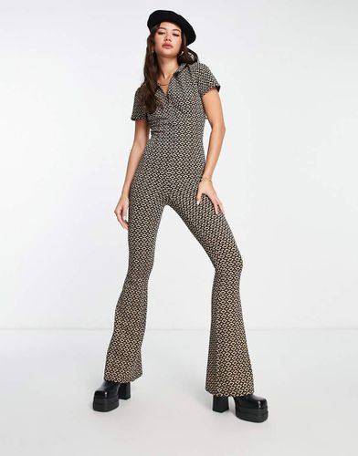 Tuta jumpsuit a zampa con zip e stampa geometrica - ASOS DESIGN - Modalova