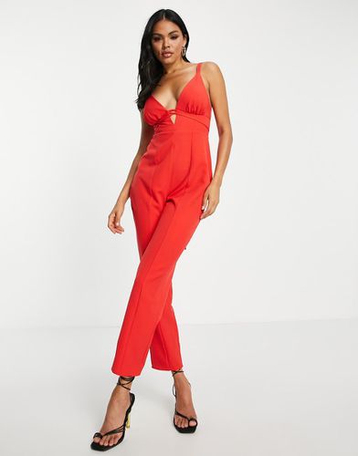 Tuta jumpsuit con scollo profondo rossa con spalline sottili e pinces - ASOS DESIGN - Modalova