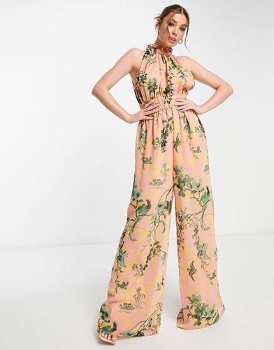 Tuta jumpsuit in chiffon a fiori raccolta in vita e allacciata al collo - ASOS DESIGN - Modalova