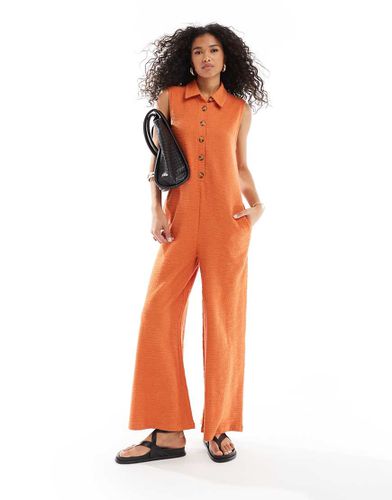 Tuta jumpsuit senza maniche a fondo ampio con colletto e bottoni color ruggine - ASOS DESIGN - Modalova