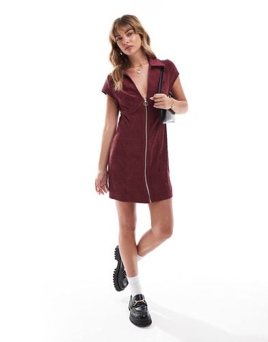 Vestito corto bordeaux in velluto a coste con maniche ad aletta e zip - ASOS DESIGN - Modalova