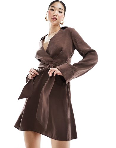 Vestito corto color cioccolato allacciato in vita con polsini ampi e colletto avvolgente - ASOS DESIGN - Modalova