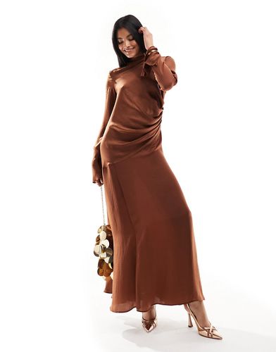 Vestito lungo color cioccolato con balza asimmetrica, arricciatura sul lato e scollo ad anello - ASOS DESIGN - Modalova
