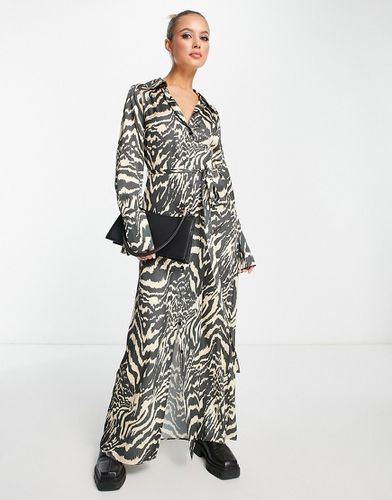 Vestito lungo in raso con stampa neutra zebrata e cintura - ASOS DESIGN - Modalova