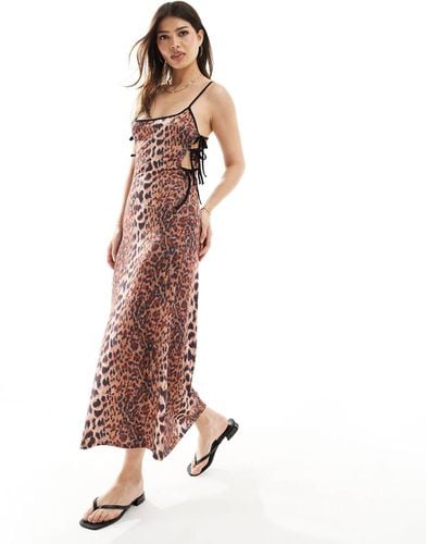 Vestito midi con spalline sottili animalier con cut-out laterali con fiocchi - ASOS DESIGN - Modalova