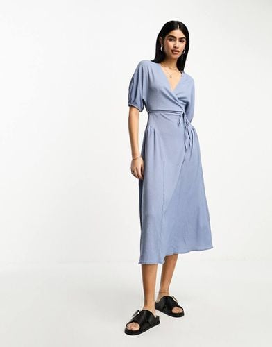 Vestito midi stropicciato a portafoglio testurizzato con allacciatura laterale - ASOS DESIGN - Modalova