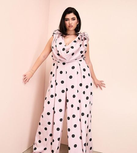 Curve - Tuta jumpsuit con fondo ampio e scollo profondo in raso a pois con fiore - ASOS Luxe - Modalova