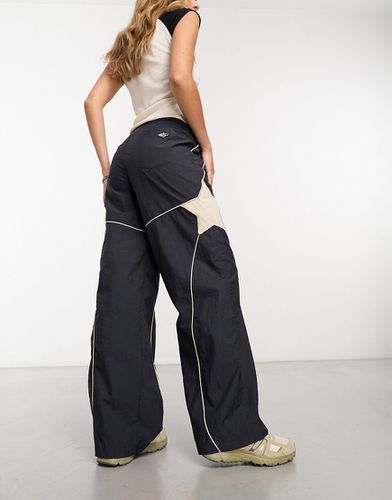 Pantaloni cargo neri con stella e fondo allungato - Basic Pleasure Mode - Modalova