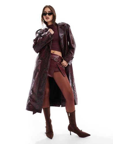 Trench bordeaux in pelle sintetica pitonata - Bershka - Modalova