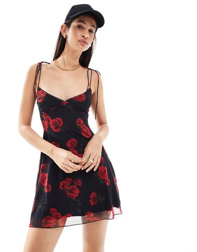 Vestito corto con stampa di rose e spalline sottili - Bershka - Modalova