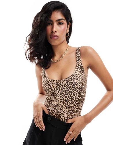 Body sinuoso con stampa leopardata e scollo rotondo - Bershka - Modalova