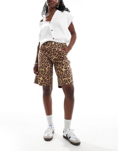 Pantaloncini ampi taglio lungo leopardati - Bershka - Modalova