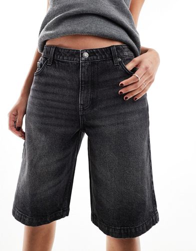 Pantaloncini di jeans larghi taglio lungo lavaggio acido - Bershka - Modalova