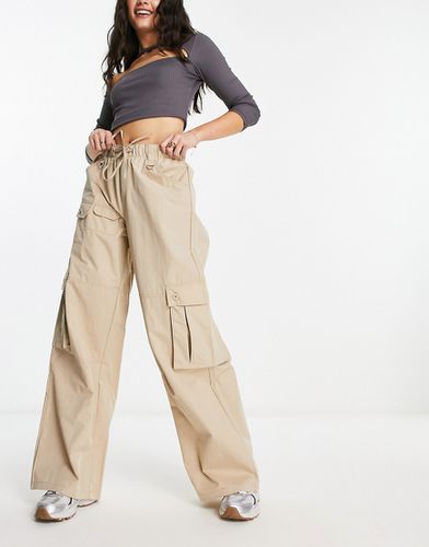 Pantaloni cargo a fondo ampio in nylon color cammello con coulisse - Bershka - Modalova