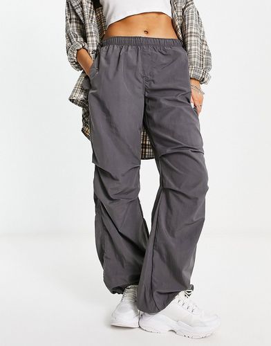 Pantaloni piombo in nylon stile paracadutista - Bershka - Modalova