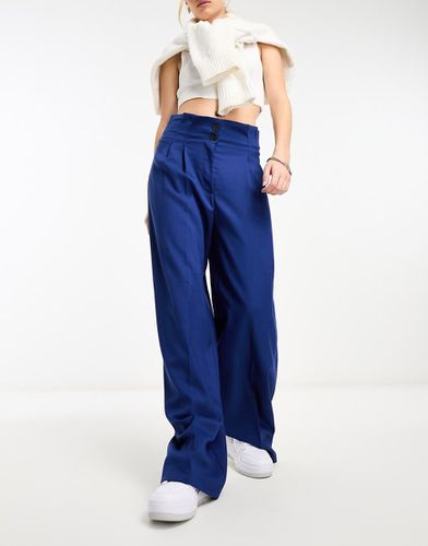 Pantaloni sartoriali a fondo ampio e a vita alta - Bershka - Modalova