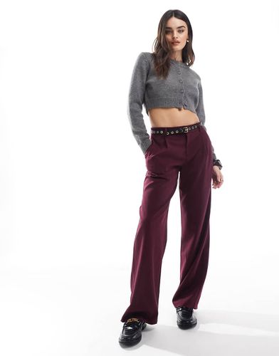 Pantaloni sartoriali con fondo ampio bordeaux a vita bassa - Bershka - Modalova