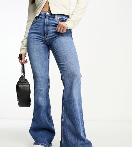 Petite - Jeans a zampa color medio - Bershka - Modalova